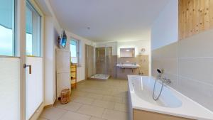 Ein Badezimmer in der Unterkunft strandnahe FeWos mit Terrasse oder Dachterrasse, Strandhaus Seeblick, Binz