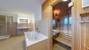 Ein Badezimmer in der Unterkunft strandnahe FeWos mit Terrasse oder Dachterrasse, Strandhaus Seeblick, Binz