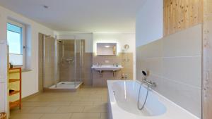 Ein Badezimmer in der Unterkunft strandnahe FeWos mit Terrasse oder Dachterrasse, Strandhaus Seeblick, Binz