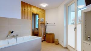Ein Badezimmer in der Unterkunft strandnahe FeWos mit Terrasse oder Dachterrasse, Strandhaus Seeblick, Binz