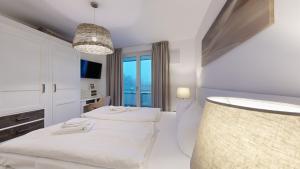 Ein Bett oder Betten in einem Zimmer der Unterkunft strandnahe FeWos mit Terrasse oder Dachterrasse, Strandhaus Seeblick, Binz
