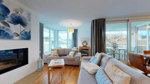 Ein Sitzbereich in der Unterkunft strandnahe FeWos mit Terrasse oder Dachterrasse, Strandhaus Seeblick, Binz