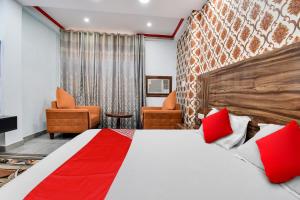 Een bed of bedden in een kamer bij OYO Flagship The Flaurish Inn