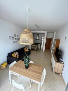 een woonkamer met een tafel en een bank bij Apartamento 1ª línea Patacona in Valencia