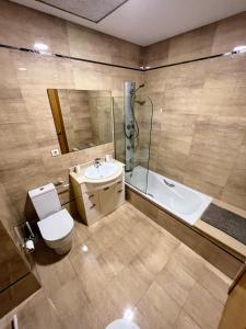 uma casa de banho com um WC, um lavatório e uma banheira em Apartamento 1ª línea Patacona em Valência