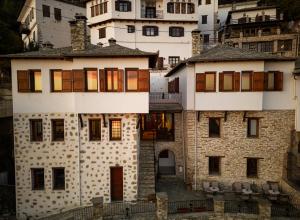 an old building in the middle of a city at Archontiko Anemos in Makrinítsa