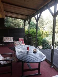 eine Terrasse mit einem Tisch und Stühlen auf einer Veranda in der Unterkunft Ferienhaus im Odertal in Stolpe