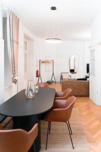 een woonkamer met een zwarte tafel en stoelen bij Apartment near Ku'damm in Berlijn