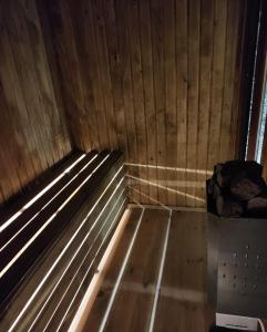 una panchina vuota in una stanza con una parete in legno di My Cave Suites a Nevşehir