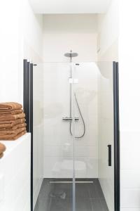 een douche met een glazen deur in een badkamer bij Apartment near Ku'damm in Berlijn