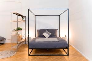 een bed met een metalen baldakijn in een kamer bij Apartment near Ku'damm in Berlijn