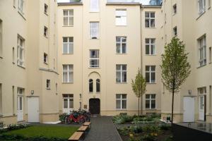 een appartementengebouw met fietsen geparkeerd op de binnenplaats bij Apartment near Ku'damm in Berlijn