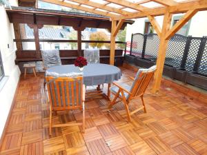 eine Terrasse mit einem Tisch und Stühlen auf einer Terrasse in der Unterkunft Haus Zeitz in Schönau am Königssee