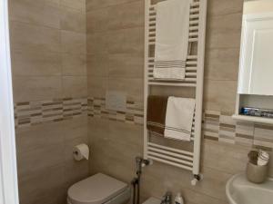 ein Bad mit einem WC, einem Waschbecken und Handtüchern in der Unterkunft Dimora Montegrappa in Triggianello