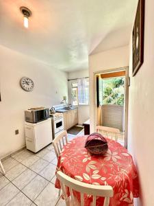 cocina con mesa y sillas en una habitación en Flat da Graça, en Palhoça