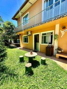 una mesa en el patio de una casa en Flat da Graça, en Palhoça