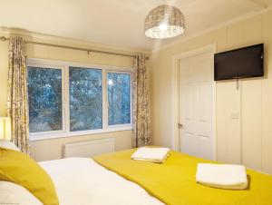 - une chambre avec un lit et 2 serviettes dans l'établissement Elm Lodge, à Bosham