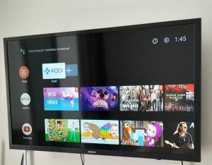 En TV eller et underholdningssystem på Airport Apartment la Aurora Guatemala