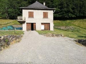 a house on a hill with a gravel driveway at Tourmalet in Campan