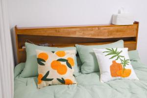 - un lit avec 2 oreillers et des oranges dans l'établissement JB Stay#Hongdae & Sinchon 10min#Double Room, à Séoul