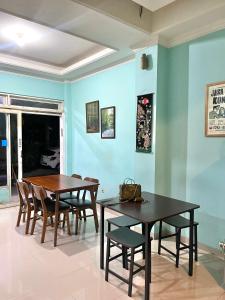 Wesbobo inn Solo في سولو: غرفة طعام مع طاولتين وكراسي
