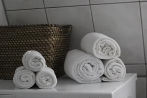 a pile of towels sitting on top of a shelf at Moderne Dachgeschosswohnung mit 2 Schlafzimmern in Würzburg