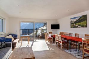 a living room with a dining room table with a view at Fewo Innerspielleiten 20 Personen in Hippach