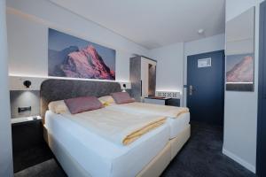 Ένα ή περισσότερα κρεβάτια σε δωμάτιο στο Hotel Central Wolter - Grindelwald