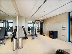 een fitnessruimte met loopbanden en machines in een kamer bij WelHome - Breathtaking View 1BR Apt in Damac Hills 2 in Dubai