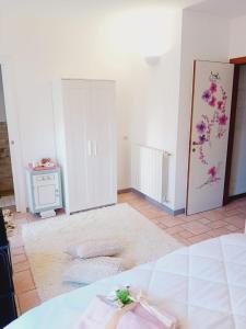 a room with a bed and a room with a table at B&B La Delice in Dalmine