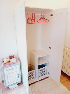 a small kitchen with a small stove and a box at B&B La Delice in Dalmine