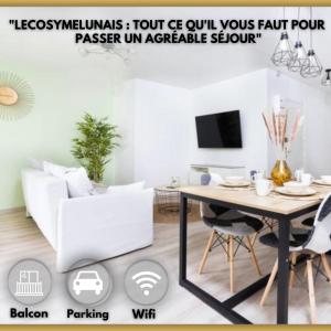 Habitación con mesa, sillas y TV. en LeCosyMelunais : Parking gratuit + Balcon aménagé, en Melun