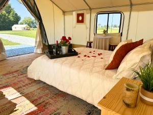 Postel nebo postele na pokoji v ubytování Roaring River Luxury Glamping #1