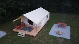 Gril dostupný pro hosty v luxury tent