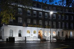 ein großes weißes Gebäude mit einem Schild drauf in der Unterkunft Harlingford Hotel in London