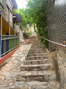 Tamarindo Beach hostel في تاجانجا: مجموعة من السلالم الحجرية بجوار مبنى