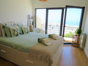 um quarto com uma cama com duas toalhas em Casa Menezes em Lourinhã