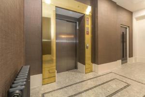 a hallway with a elevator in a building at Rooms in Birmingham City Centre in Birmingham