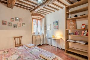 1 dormitorio con cama, mesa y escritorio en Casa Claire en Prataccio