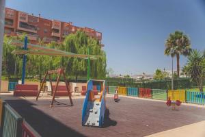 un parque infantil con tobogán y columpio en Apartamento Teatinos, en Málaga