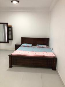 sypialnia z drewnianym łóżkiem w pokoju w obiekcie Sun Villa 