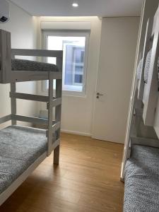 Łóżko lub łóżka piętrowe w pokoju w obiekcie Casa Augusta 4