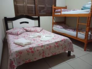 sypialnia z łóżkiem z ręcznikami w obiekcie La posada w mieście São Gabriel