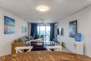 sala de estar con mesa y sillas en una habitación en Luxe Tropical Getaway in Spacious Maho Beach Condo en Maho Reef