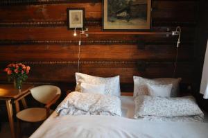 ザコパネにあるWilla Marma B&Bのベッドルーム1室(ベッド1台、枕2つ、テーブル付)