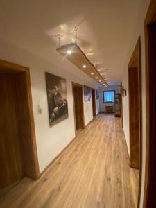 una stanza vuota con pavimento in legno duro e corridoio di Weber´s Fewo a Graswang
