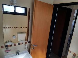 un baño con lavabo e inodoro en Terracota, en Colón 2 fotos más