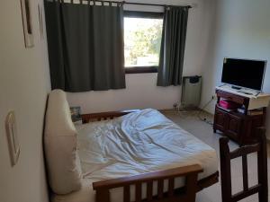 een slaapkamer met een bed en een bureau met een computer bij Terracota in Colón