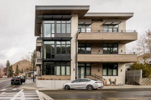 un coche aparcado frente a un edificio en 8th Street Luxury Townhome Unit 101, en Ketchum