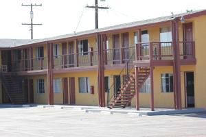 un bâtiment avec un escalier sur son côté dans l'établissement Cinderella Motel, à Wasco